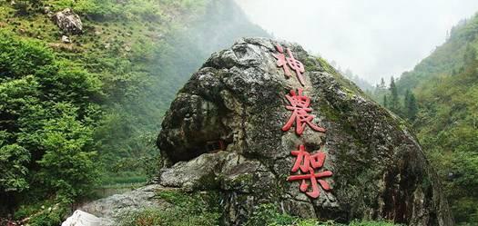 省十四届人大常委会举行第八次会议 为即将召开的省人代会作准备 易炼红出席